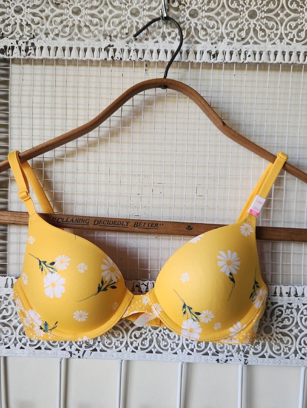 NWT Victoria's Secret PINK T-shirt Bra  32A Yellow Daisies